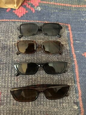 4 pairs of sunglasses (2 black/2 tortoise)